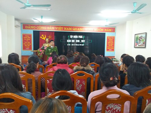 Trường mầm non Sơn Ca tổ chức tập huấn Phòng cháy chữa cháy cho CBGV – NV trong trường.